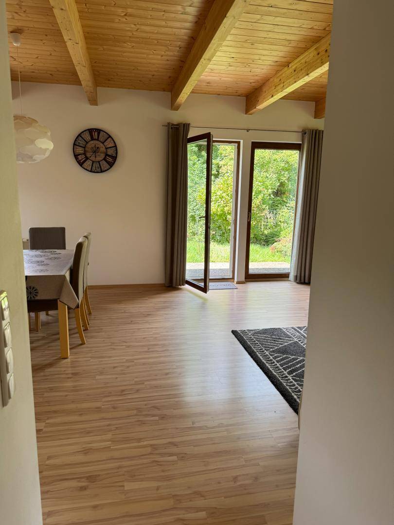 offener Wohnbereich mit Ausgang Terrasse