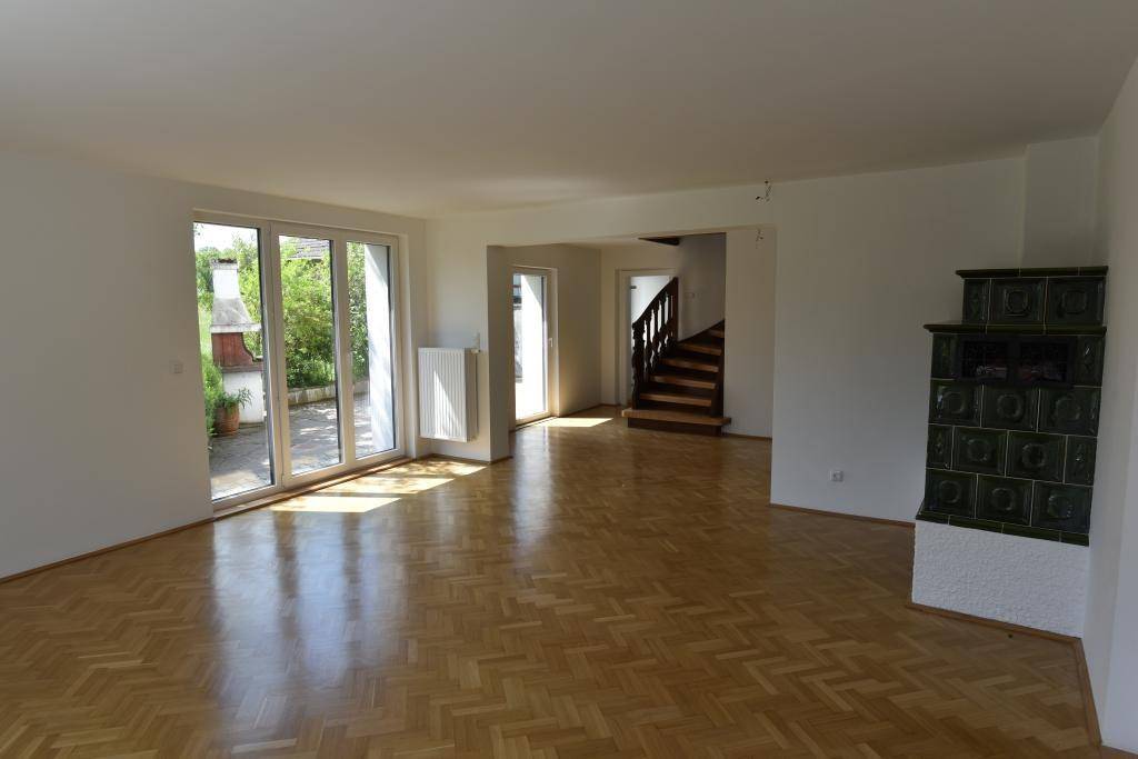 großer, heller Wohnbereich mit Kachelofen