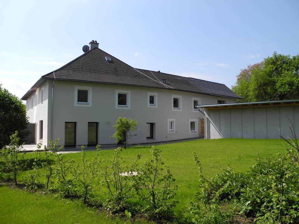 schöner, sonniger Garten
