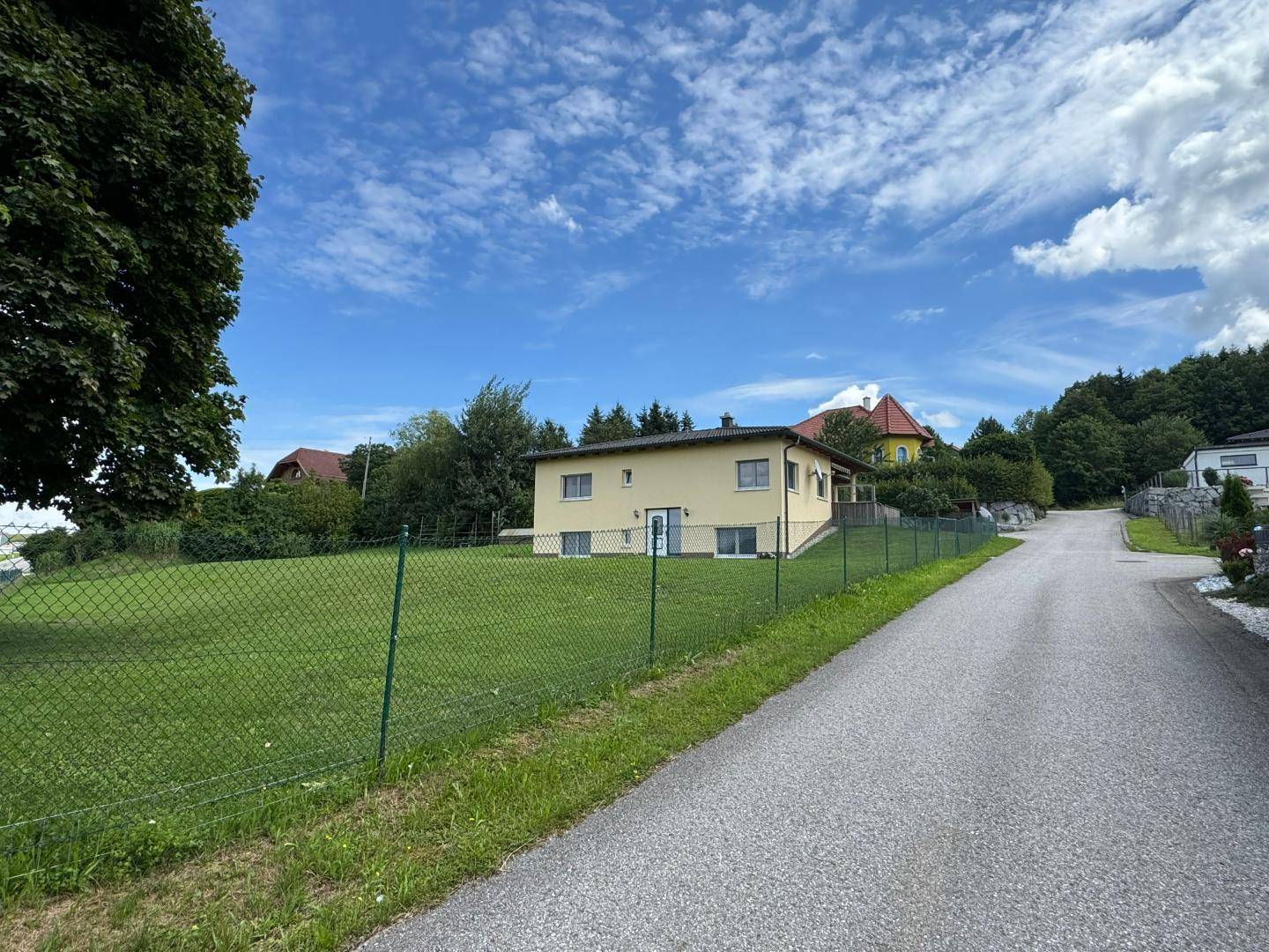 Grundstück vollkommen eingezäunt