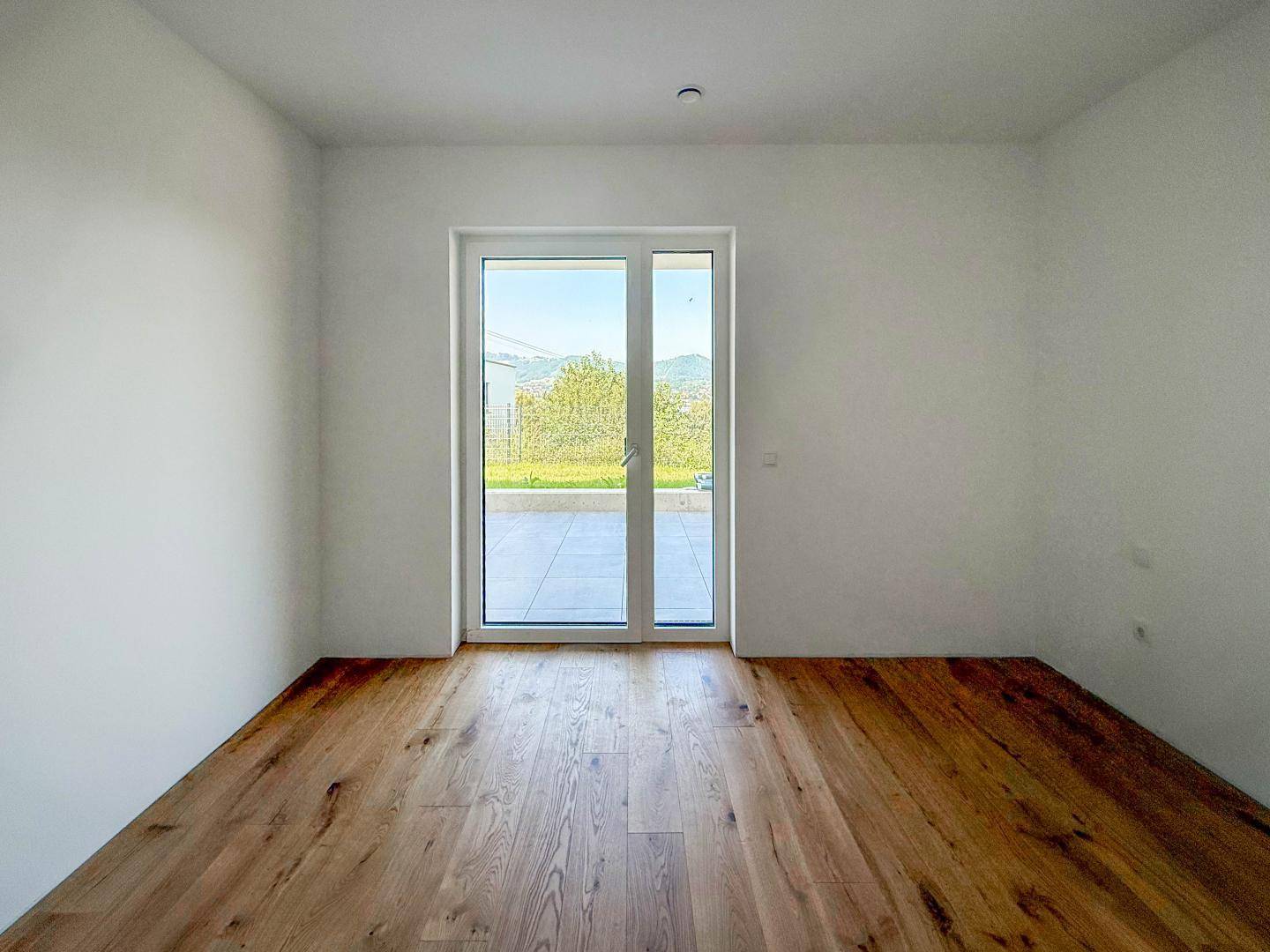 Schlafzimmer I mit Ausgang in den Garten