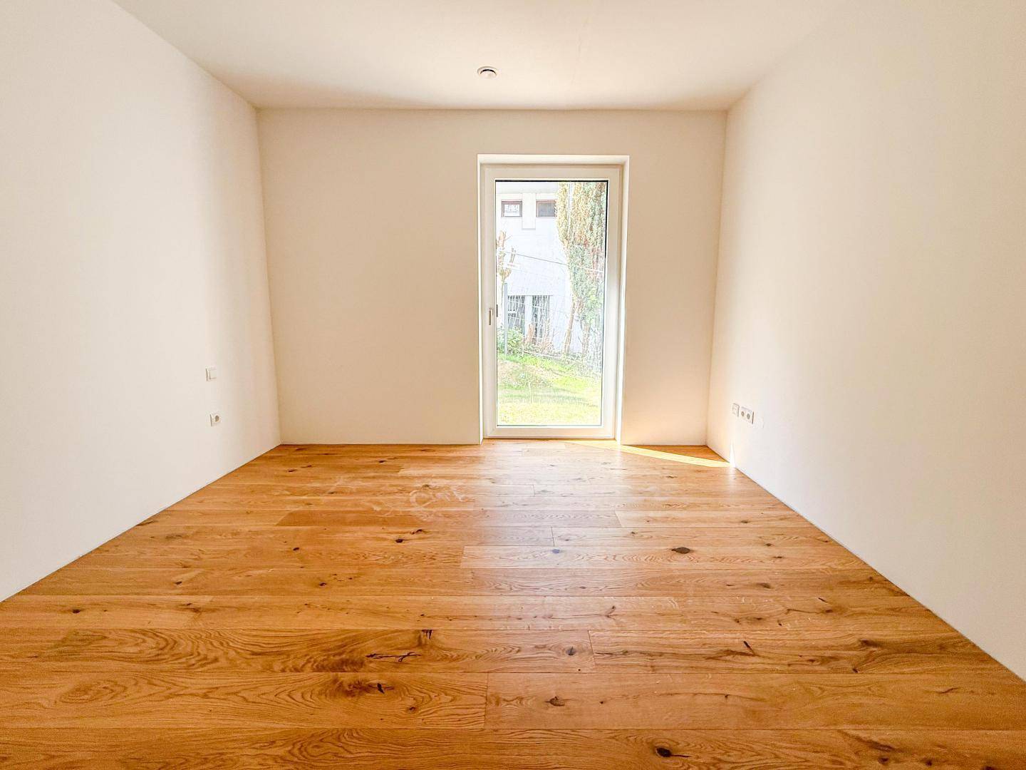 Schlafzimmer I mit Ausgang in den Garten