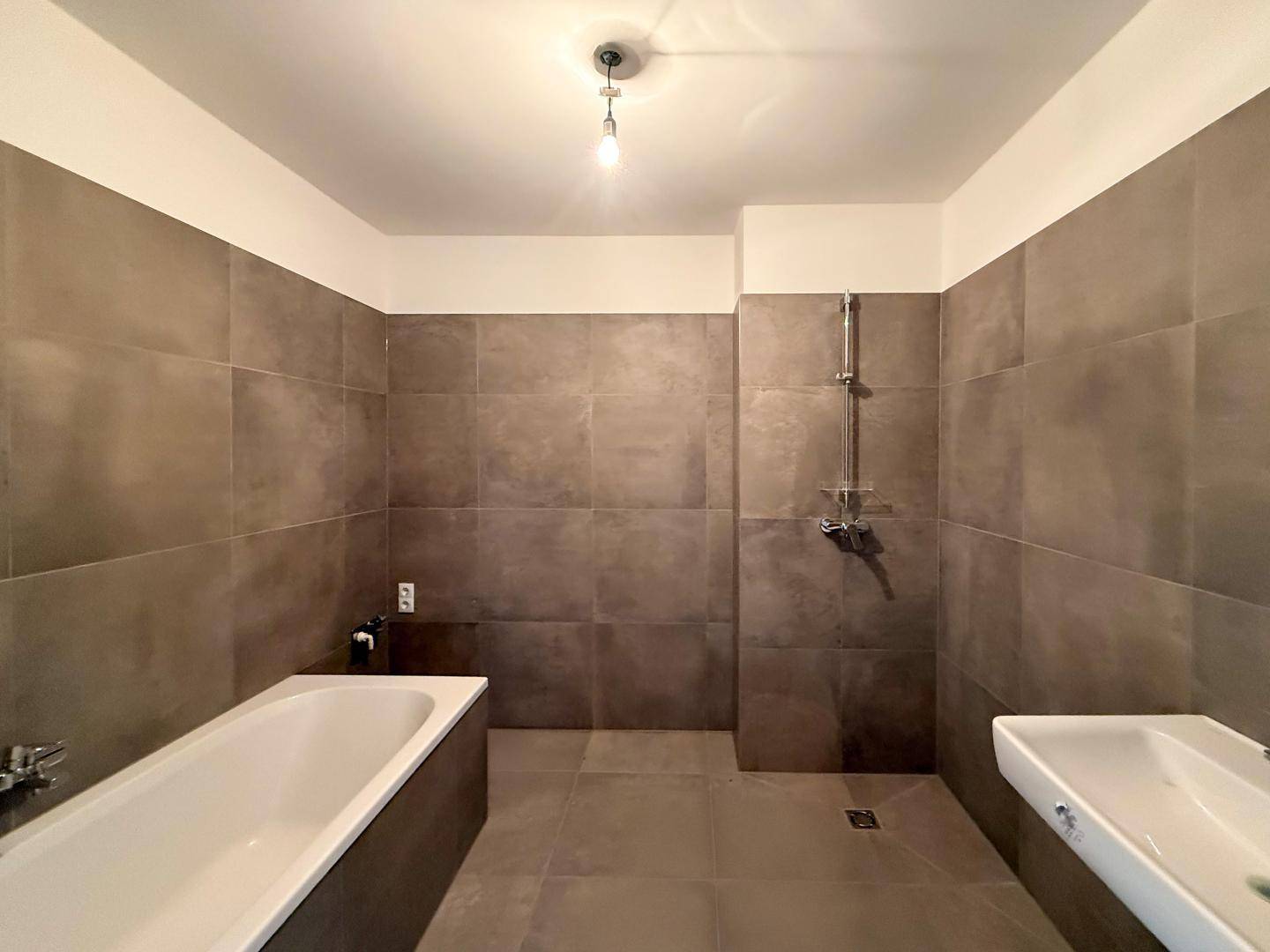 Badezimmer mit Badewanne und Dusche