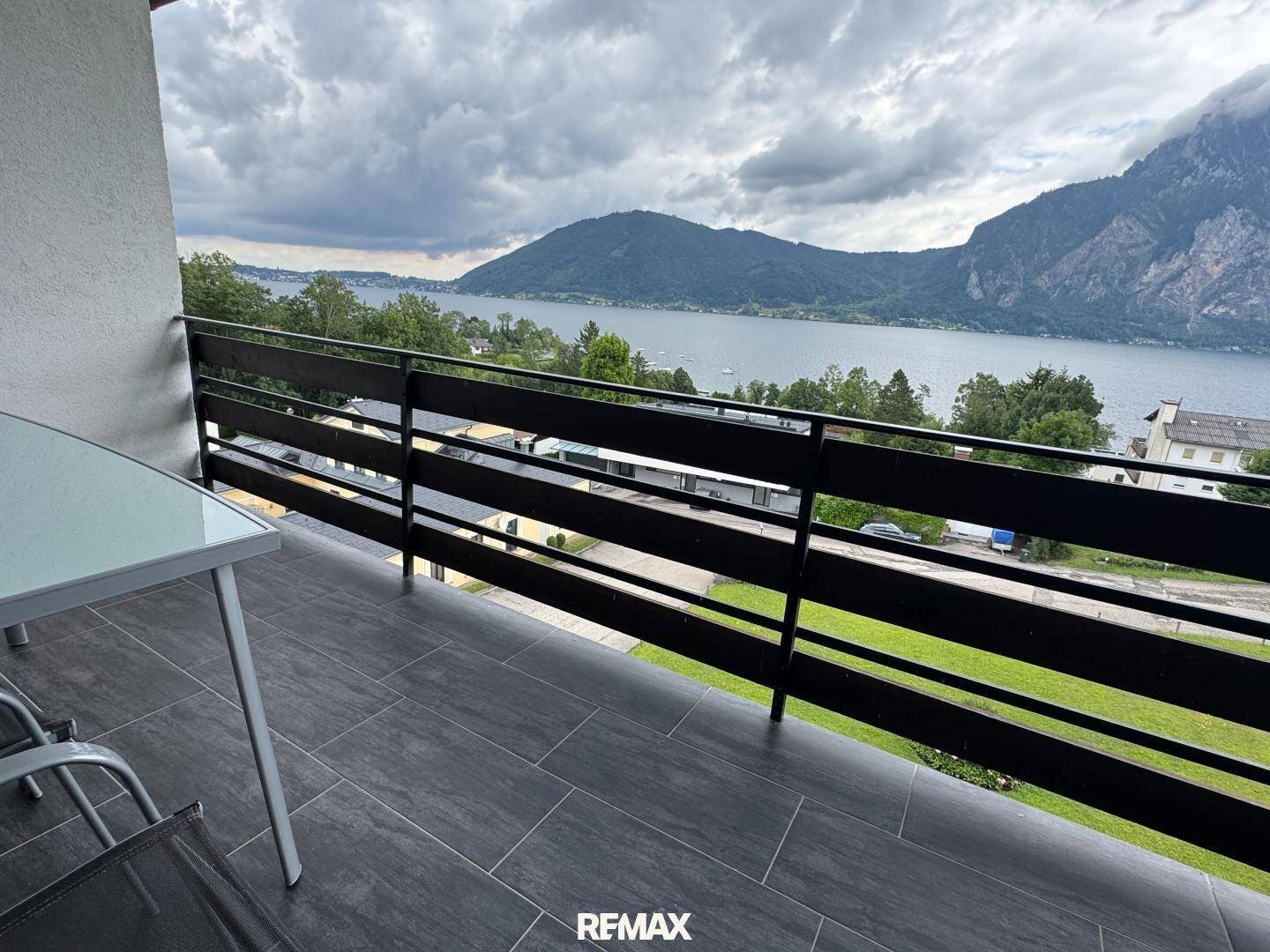 Balkon mit atemberaubendem Blick auf den See und die umliegenden Berge.