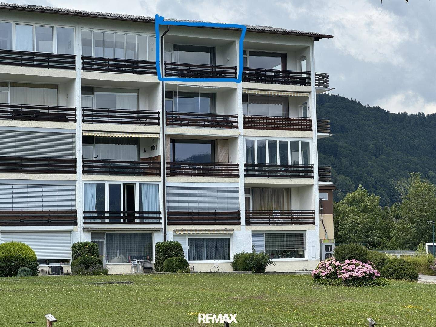 Detailansicht des Apartmentgebäudes mit einem blau markierten Wohnbereich.