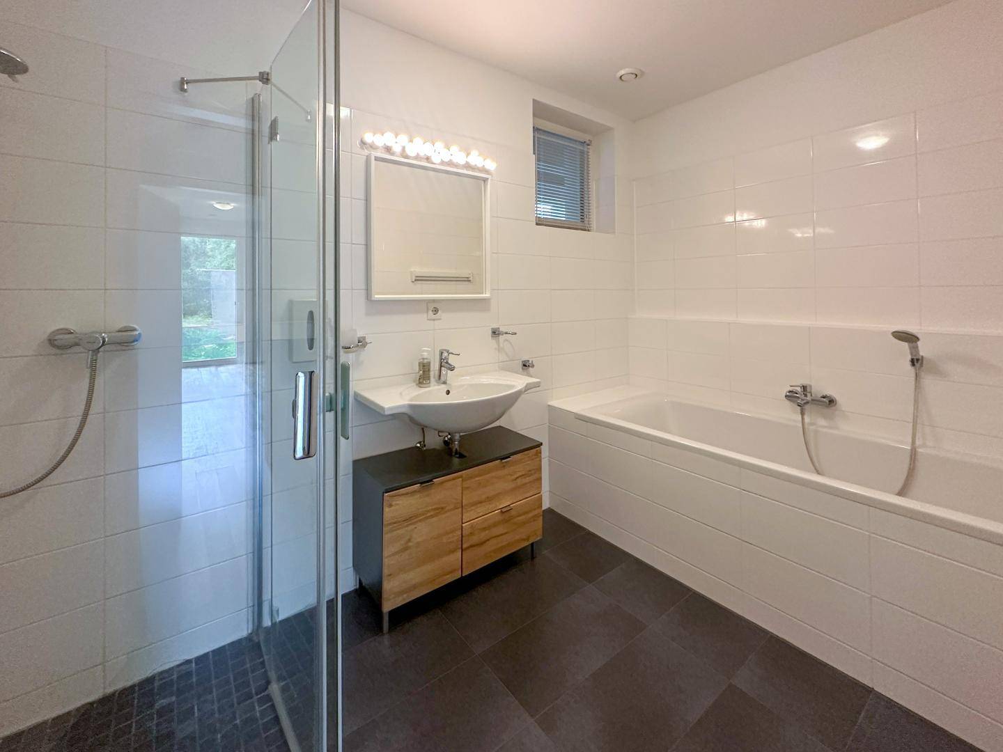 Badezimmer mit Badewanne und Dusche