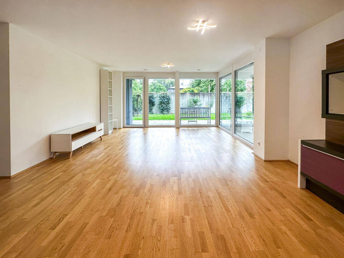 Wohnzimmer mit offener Küche