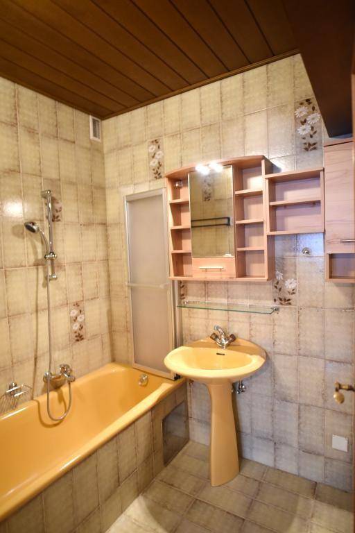 Bad mit Badewanne