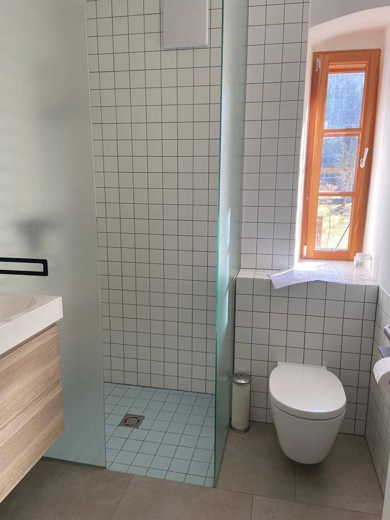 Bad mit Dusche und WC