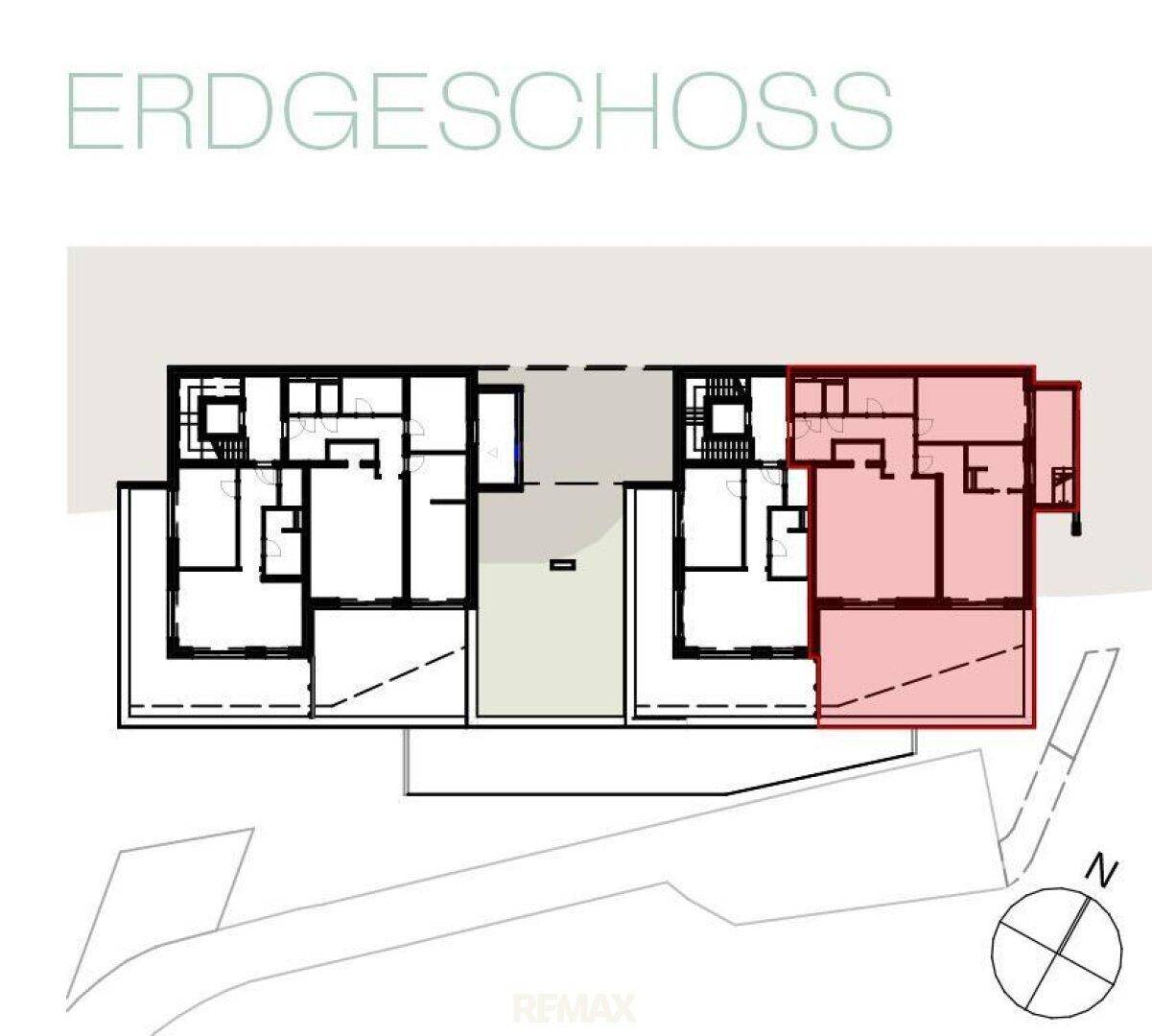 Grundriss des Erdgeschosses mit zwei Wohneinheiten und angrenzenden Außenbereichen.