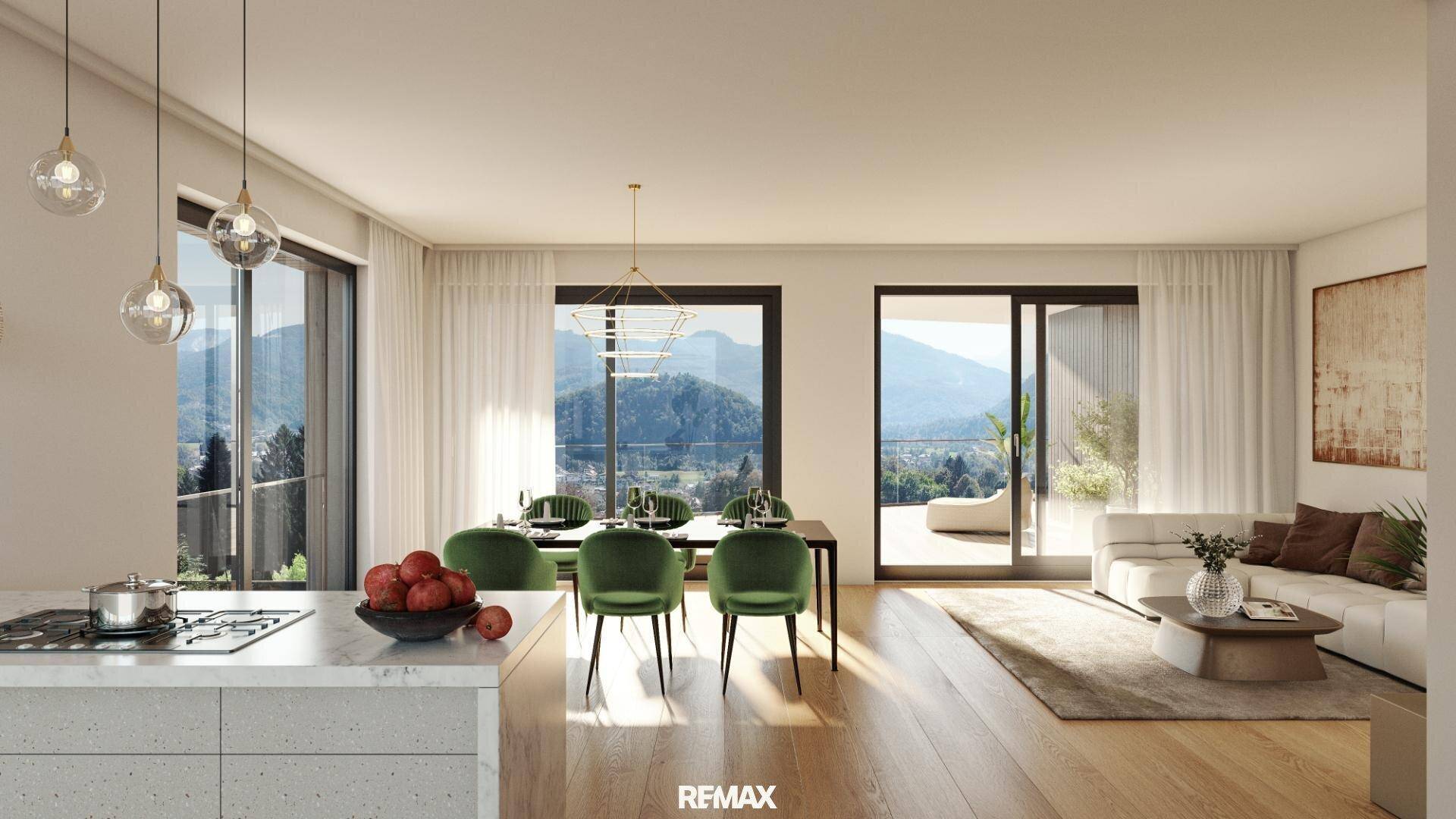 Heller offener Wohn-Essbereich mit moderner Küche, Holzboden und Bergblick durch große Fenster.
