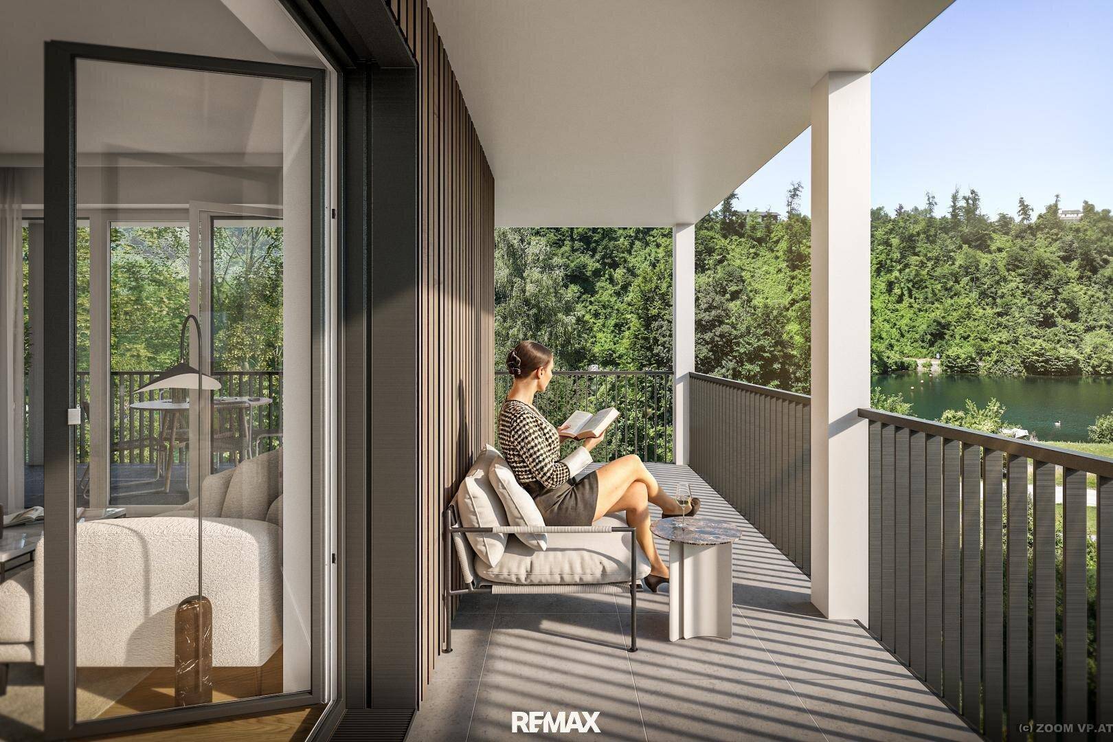 Moderner Balkon mit Sitzgelegenheiten und einem ruhigen Blick auf das Wasser und die umliegende Natur.