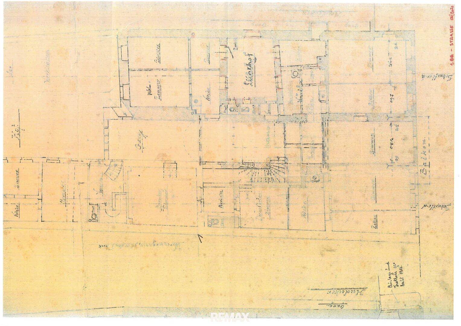Historischer Grundriss eines Gebäudes mit verschiedenen Räumen und einer Wendeltreppe.