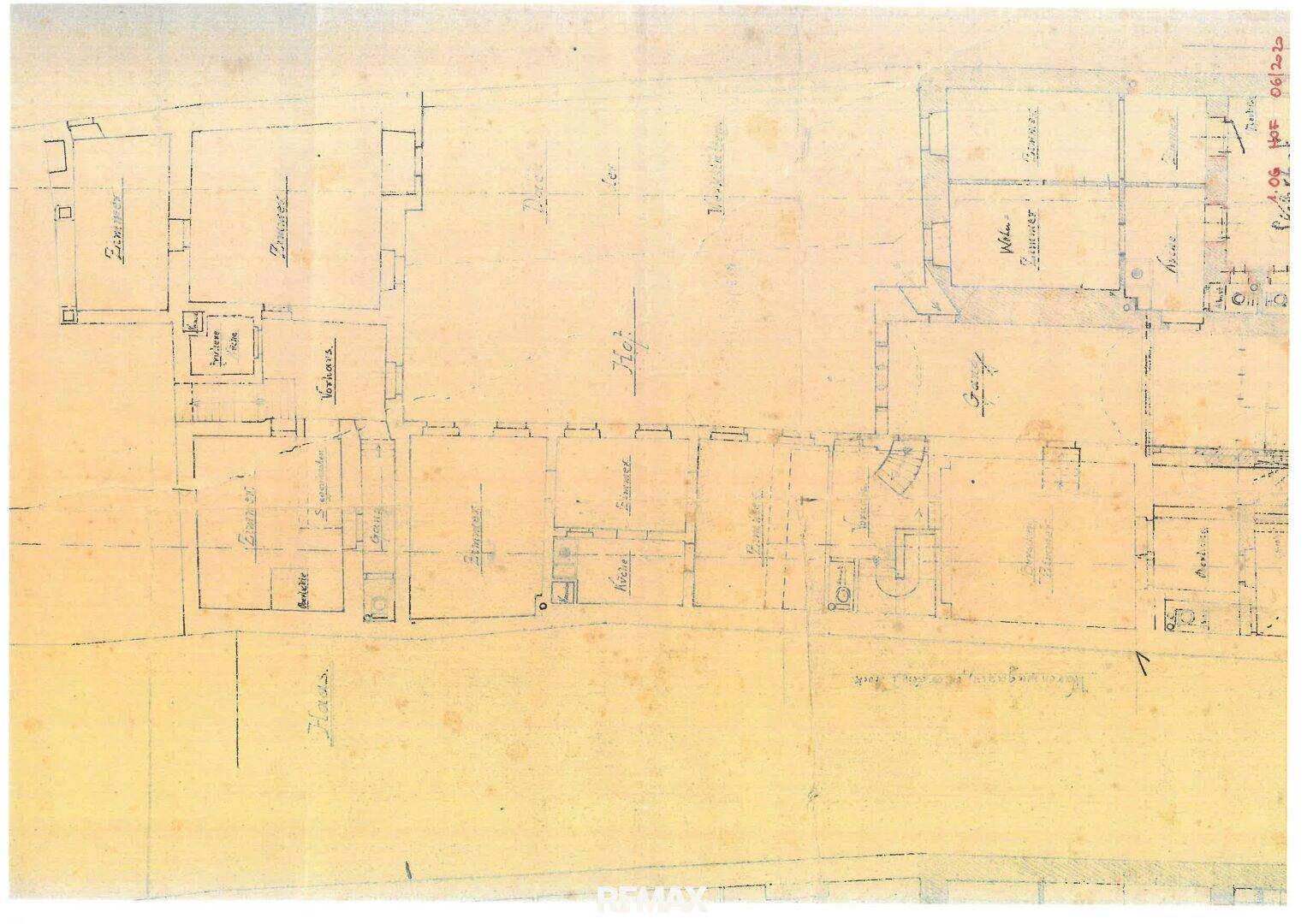 Detaillierter Grundriss eines Gebäudes mit mehreren Zimmern und strukturellen Details.