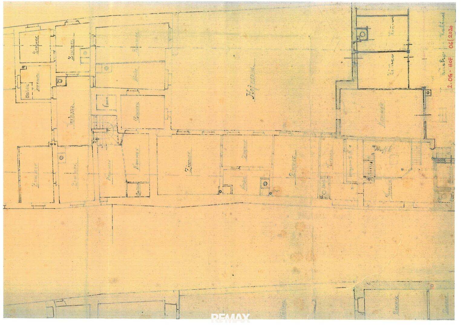 Alter Grundrissplan eines Gebäudes mit mehreren Zimmern und strukturellen Details.