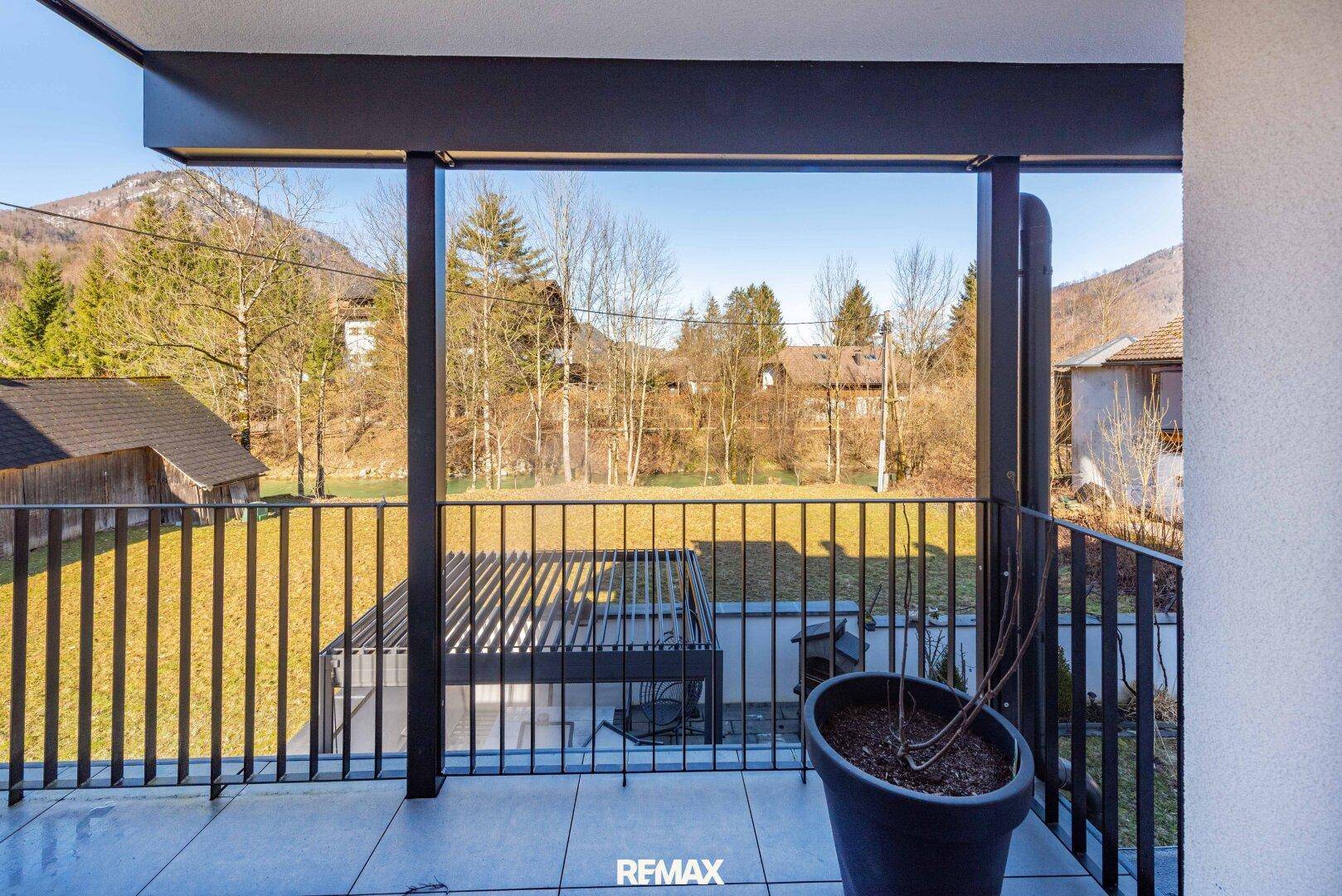 Balkon mit Bergblick und Blick auf die umliegende grüne Landschaft.