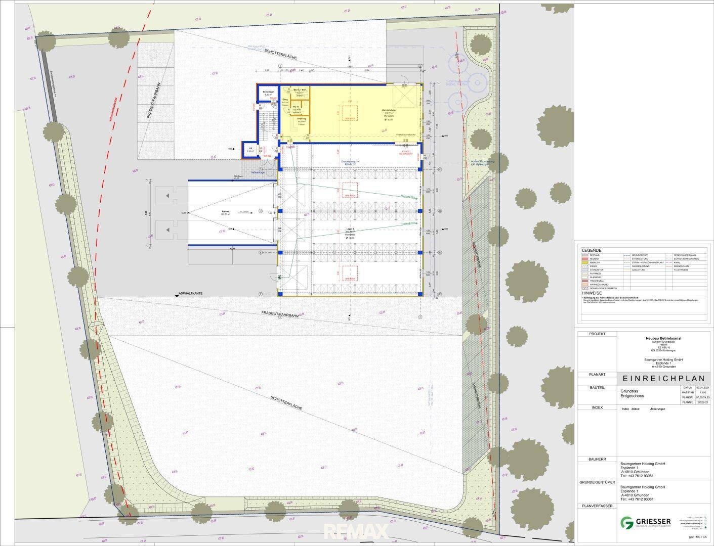 Detaillierter Einreichplan des Gebäudes mit Grundstücksgrenzen, Parkplätzen und internen Layouts.