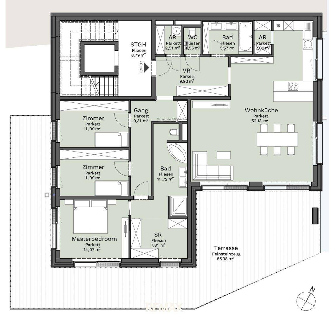 Detaillierter Grundriss einer Wohnung mit drei Schlafzimmern, zwei Bädern und großer Terrasse.