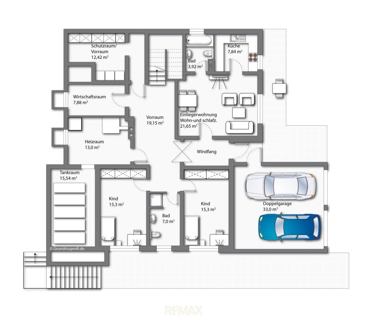 Detaillierter Grundriss mit Doppelgarage, Wohnbereichen, Küche und mehreren Bädern.