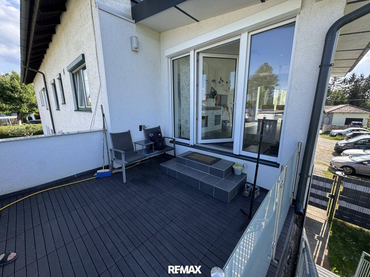 Kleiner Balkon mit Sitzgelegenheiten und Zugang zum Innenbereich des Hauses.