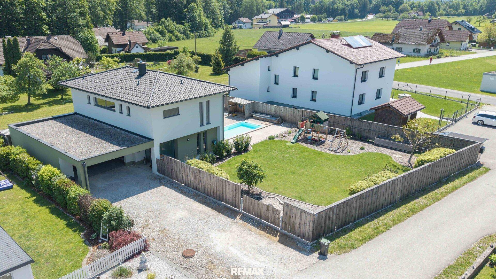 Luftaufnahme des Anwesens mit Haus, Garten, Pool und der umliegenden ländlichen Nachbarschaft.