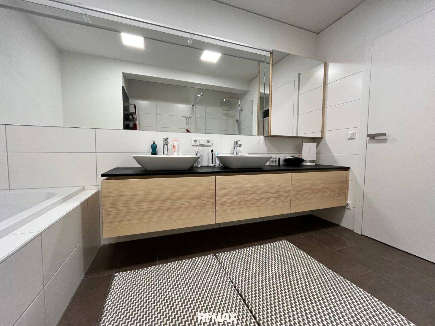 Modernes Bad mit Dusche und Badewanne