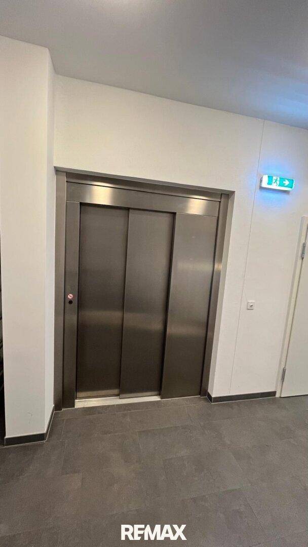 von der Tiefgarage mit dem Lift in die Wohnung