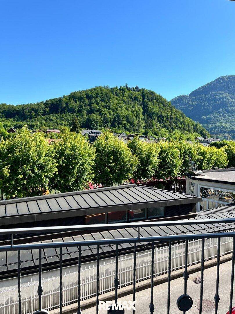 Ausblick - vorgelagert das bekannte Café Zauner von Bad Ischl an der Promenade