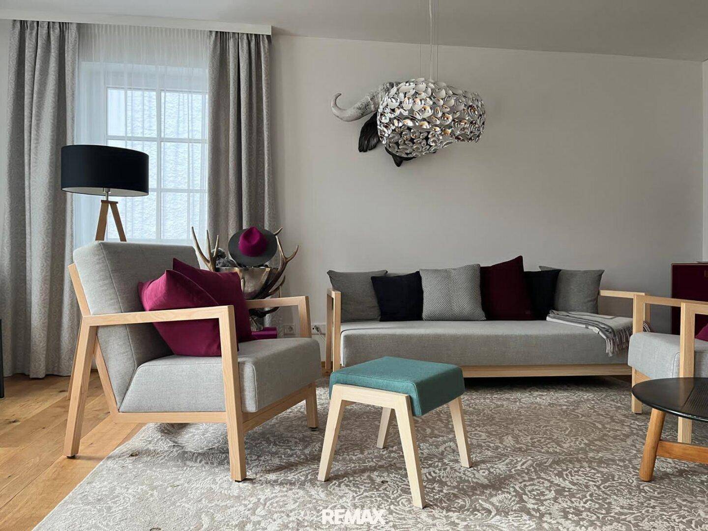 Moderner offener Wohnbereich mit Ausgang auf den Balkon