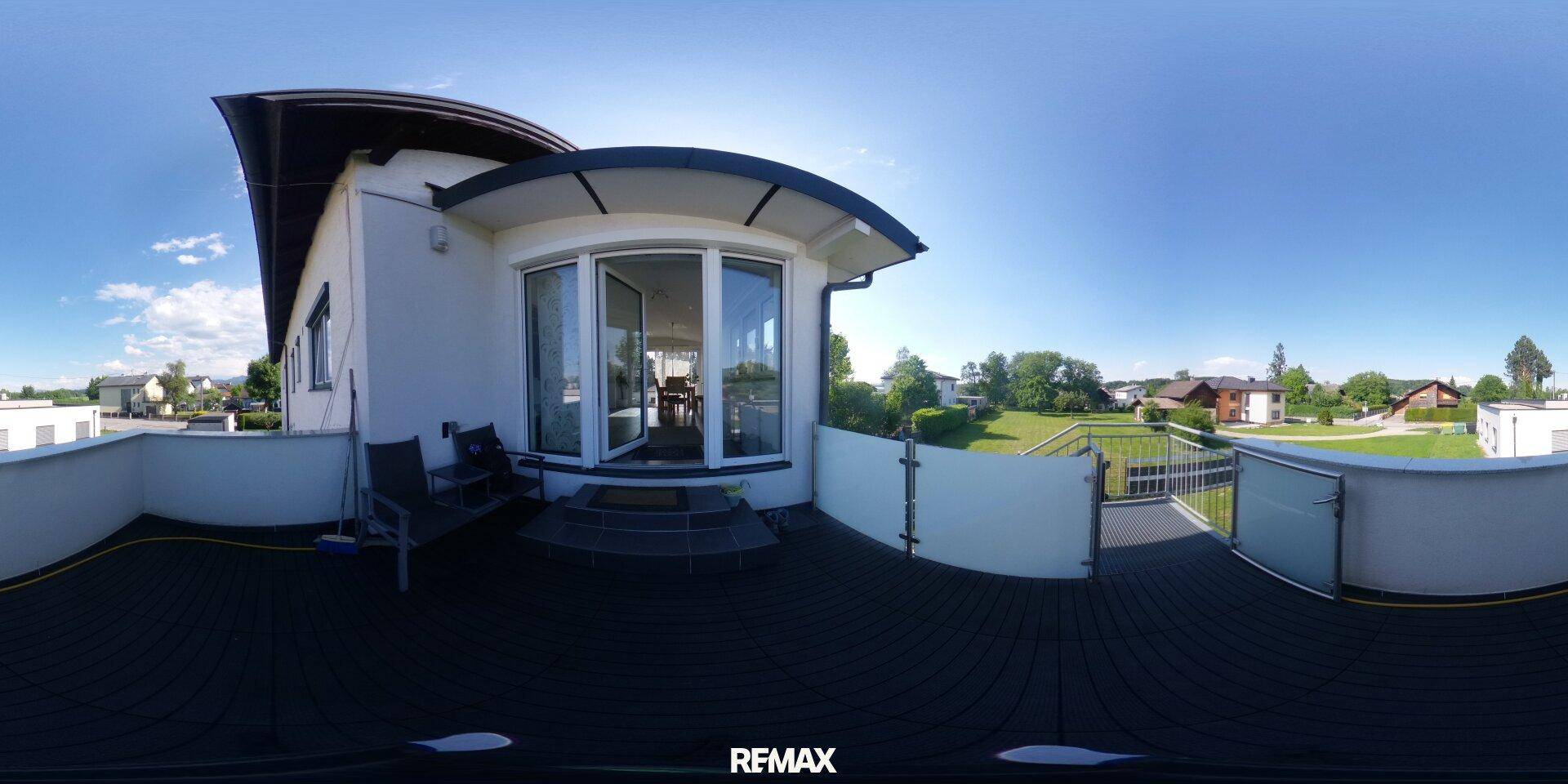 Panoramablick von der Terrasse mit Sitzgelegenheiten und weitem Blick in die Landschaft.