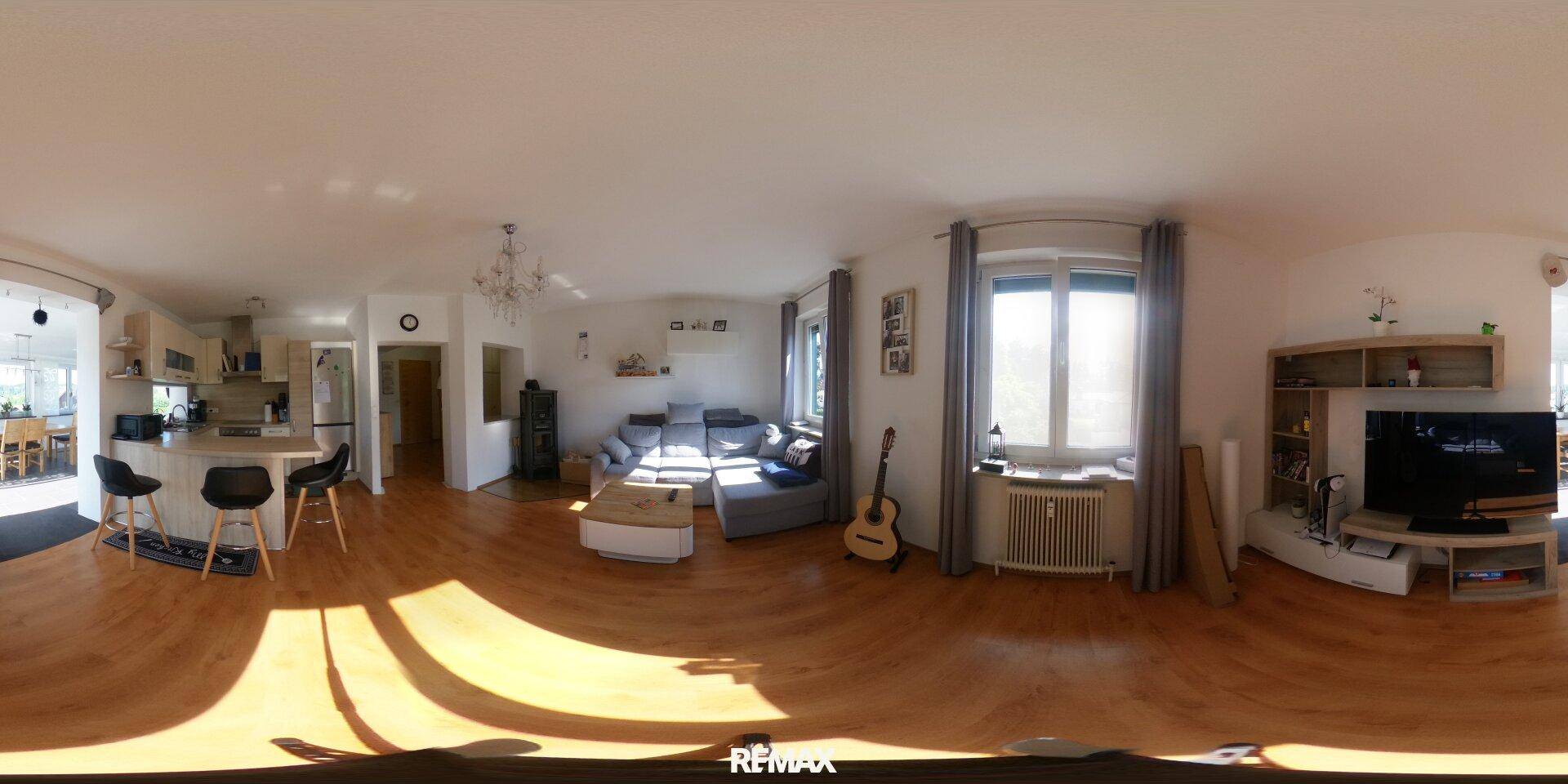 Offener Wohnbereich mit Küche, Essbereich und Wohnzimmer, hell und geräumig.