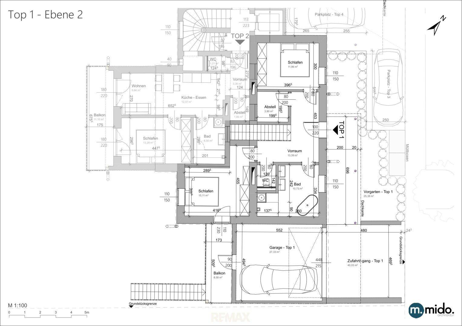 Grundriss der zweiten Ebene mit Schlafzimmern, zwei Bädern, Balkon und einer Doppelgarage.