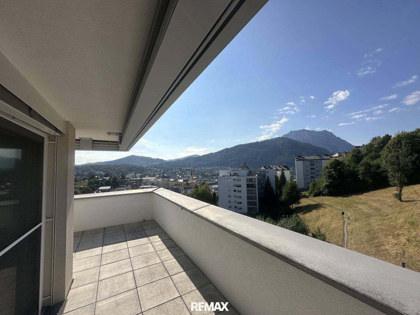 Weitläufige Terrasse mit Fliesenboden und beeindruckendem Blick auf die Berglandschaft.