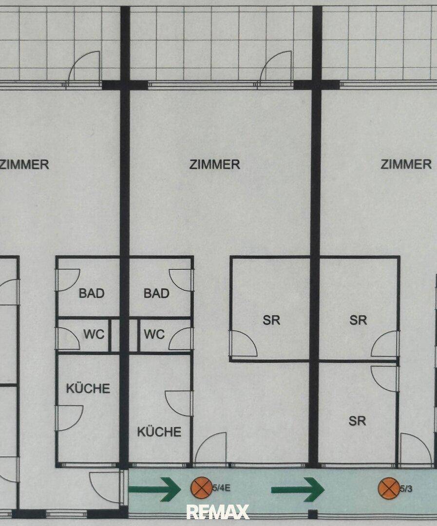 Grundrissplan zeigt die Aufteilung mehrerer Wohneinheiten mit Zimmern, Bädern, WCs, Küchen und Abstellräumen.