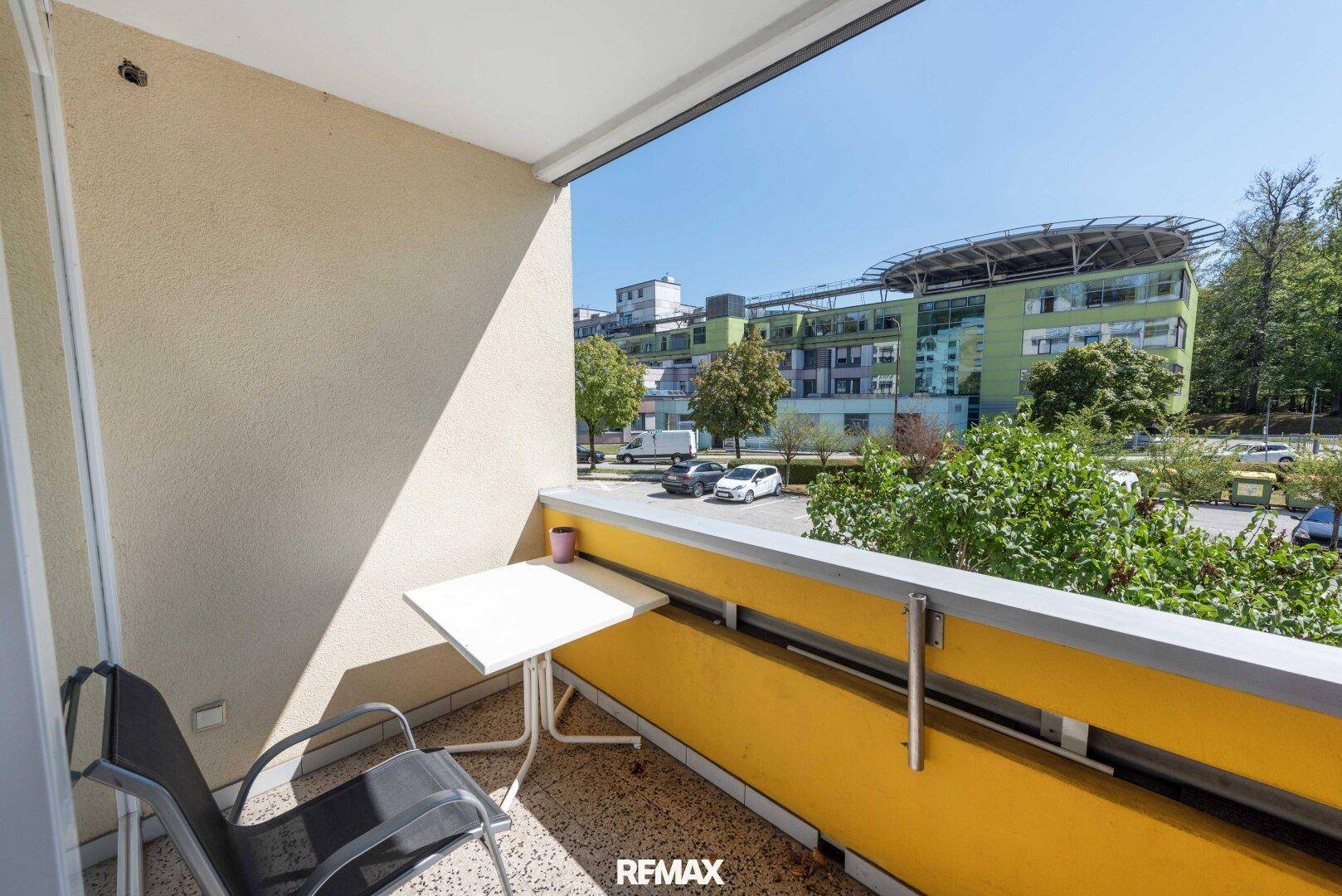 Kleiner Balkon mit Tisch und Stuhl, bietet einen weiten Blick auf die Umgebung.
