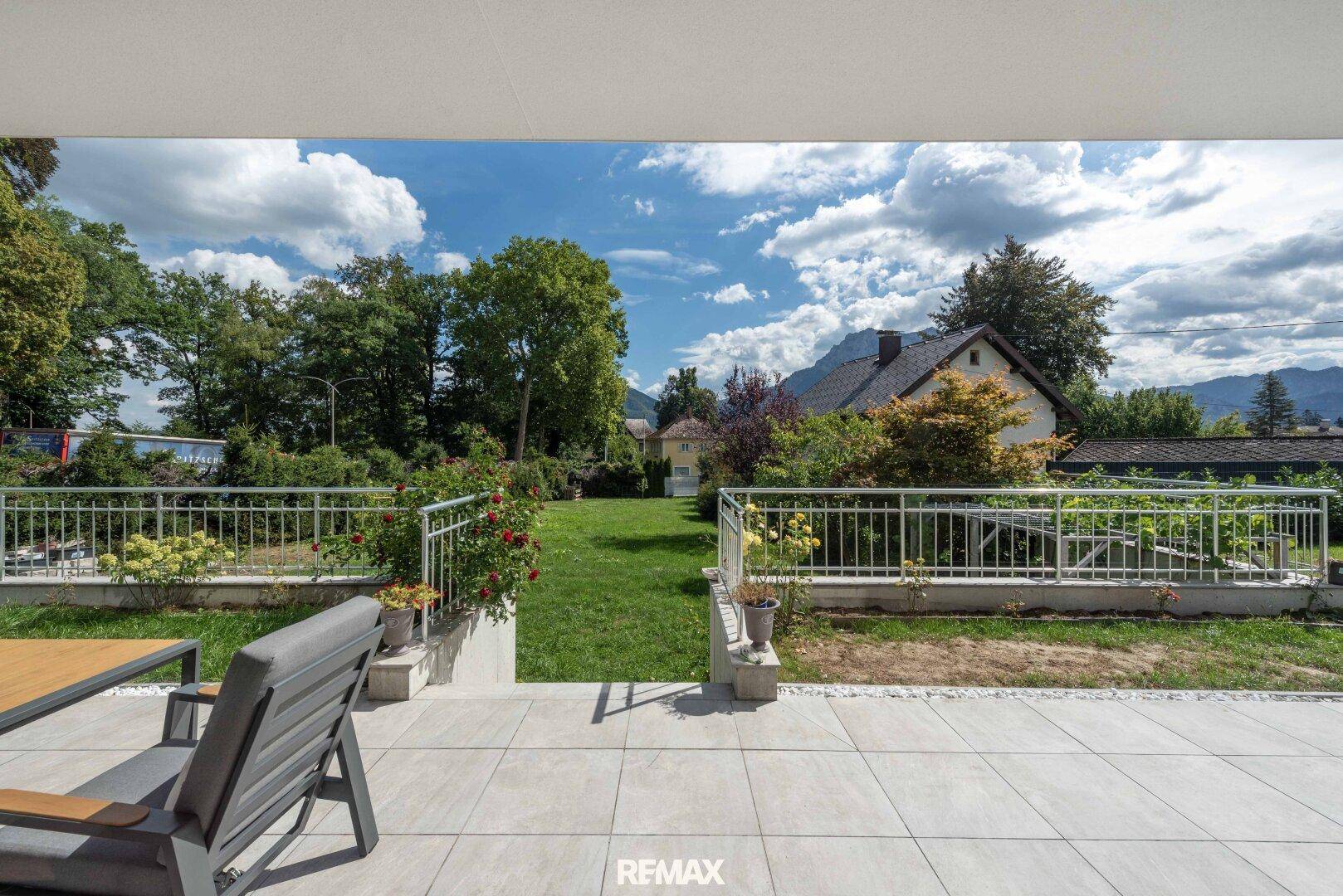 Großzügige Terrasse mit Sitzgelegenheiten und direktem Zugang zum gepflegten Garten.