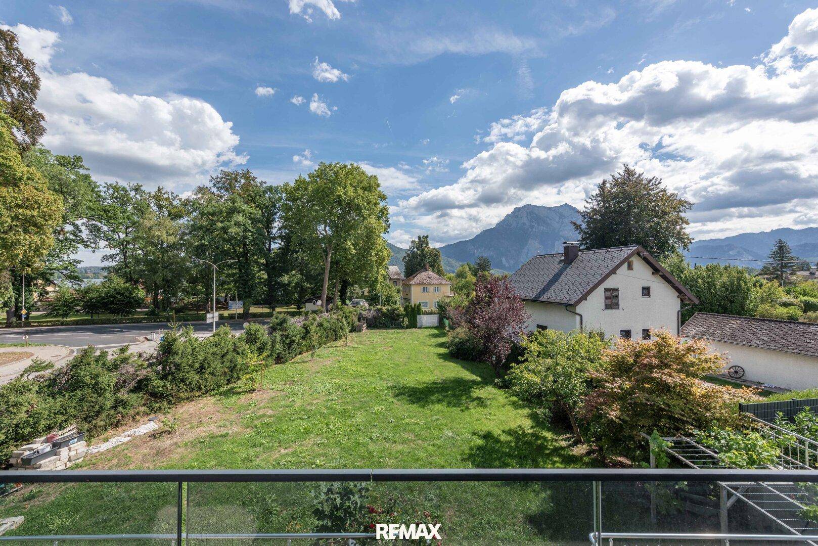 Panoramablick auf die umliegende Berglandschaft und grüne Natur von der Terrasse.