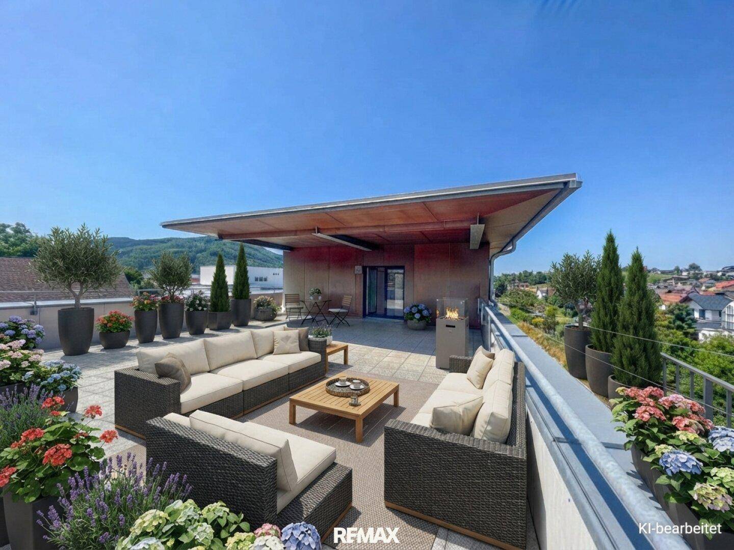 Weitläufige Dachterrasse mit komfortablen Sitzgelegenheiten, vielen Pflanzen und Panoramablick.