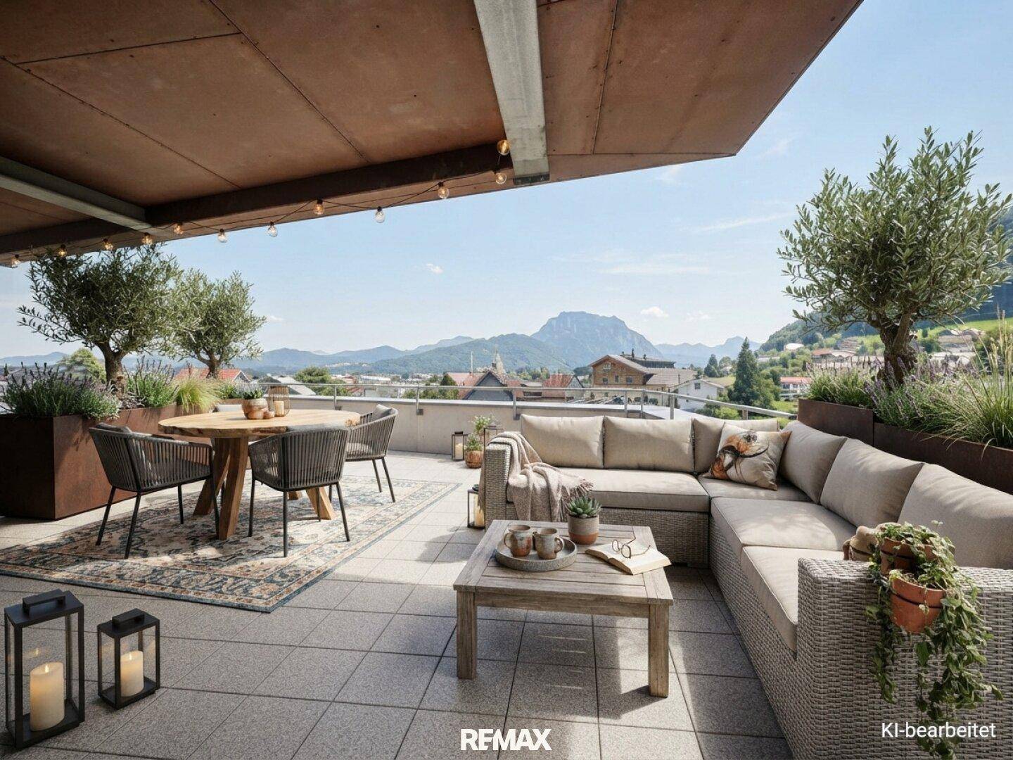 Geräumige Dachterrasse mit bequemen Loungemöbeln, Esstisch und herrlichem Bergblick.