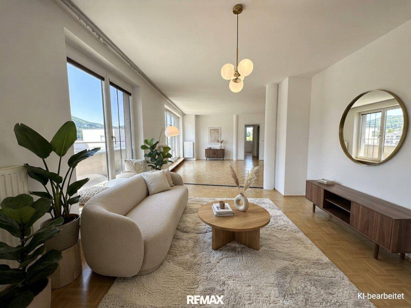 Helles und geräumiges Wohnzimmer mit großen Fenstern, modernem Design und Zugang zum Balkon.