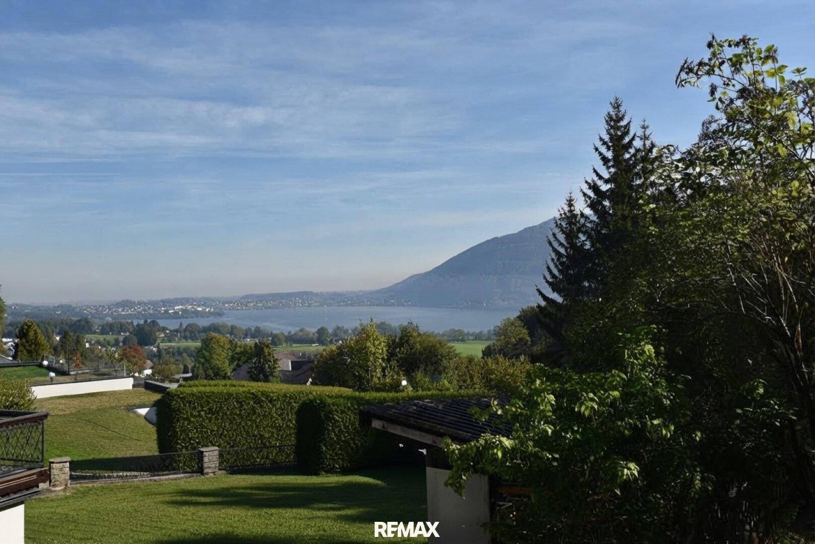 Weitläufiger Panoramablick über einen See und die umliegende Berglandschaft.