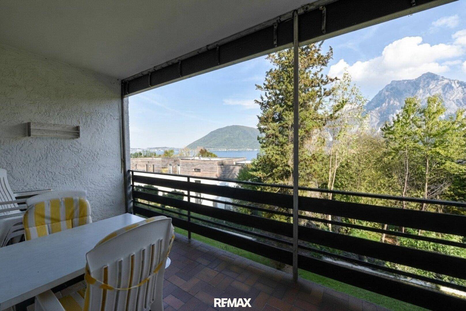 Geräumiger Balkon mit Sitzgelegenheiten und weitem Blick auf den See und die Berge.