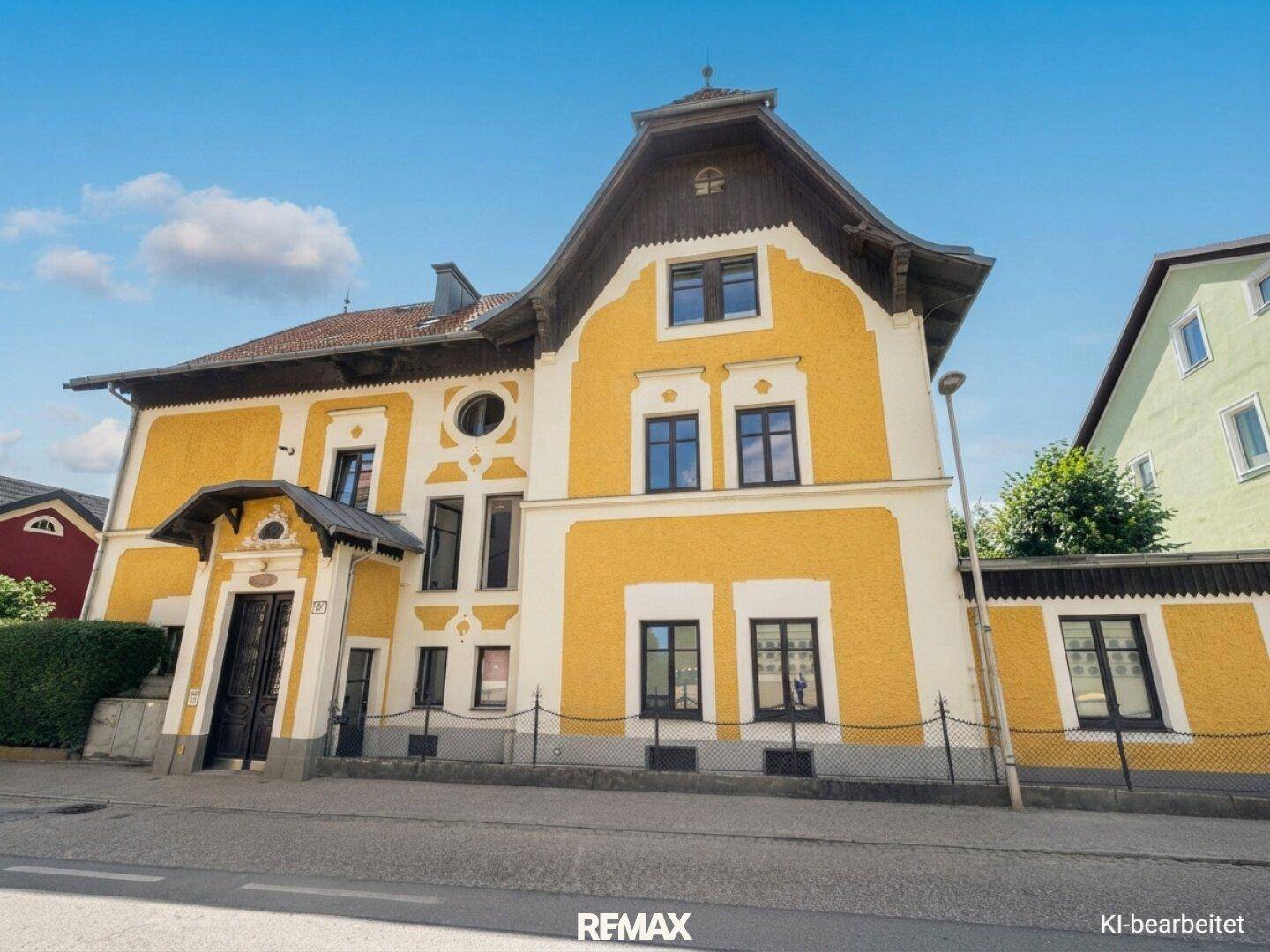 Historisches Gebäude mit auffälliger gelber Fassade und traditioneller Architektur.