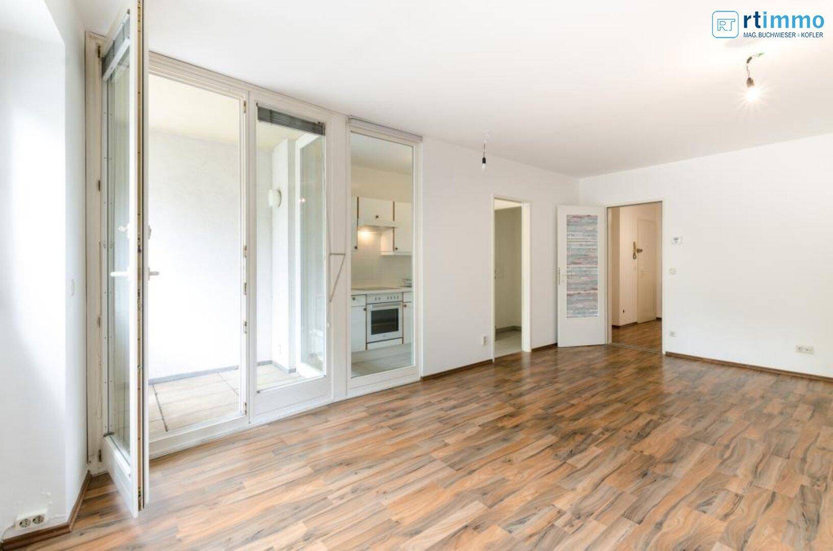 BALKON + LOGGIA + 2 ZIMMERWOHNUNG + GARTENBENÜTZUNG + GARAGE derzeit vermietet – další