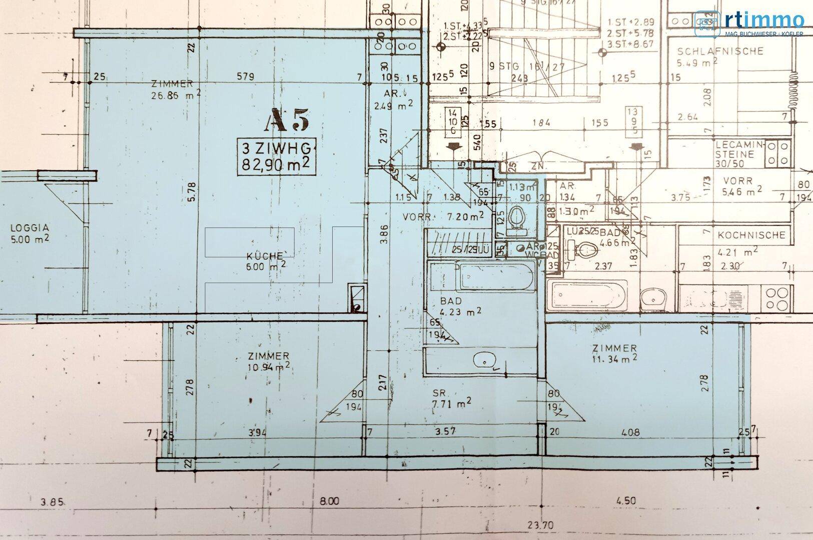Grundriss einer 3-Zimmer-Wohnung mit 82,90 m² Wohnfläche, Loggia und zwei Bädern.