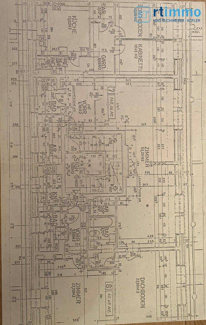 Detaillierter Grundrissplan mit verschiedenen Zimmern und Nasszellen.