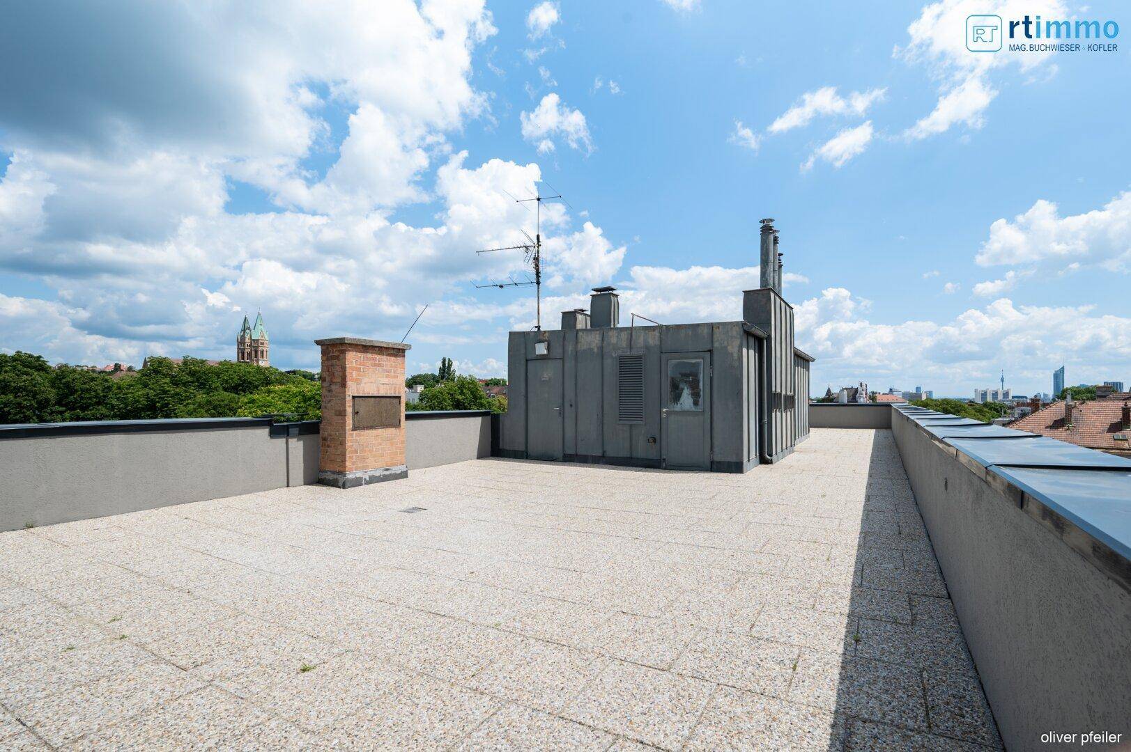 Weitläufige Dachterrasse mit Stadtblick und viel Potenzial für Gestaltung.