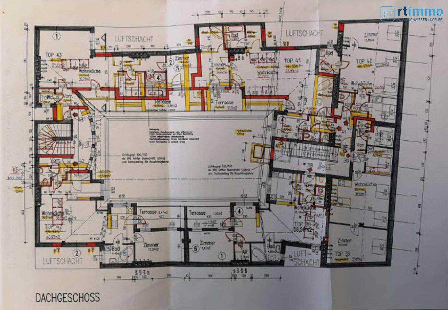 Grundriss des Dachgeschosses mit mehreren Wohneinheiten, Terrassenbereichen und offenem Layout.