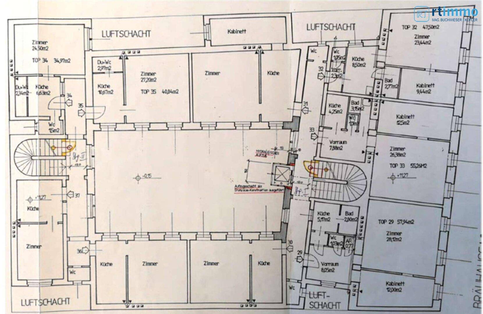 Grundriss eines Obergeschosses mit Wohnungen, Küchen, Bädern und einem zentralen Lichthof.