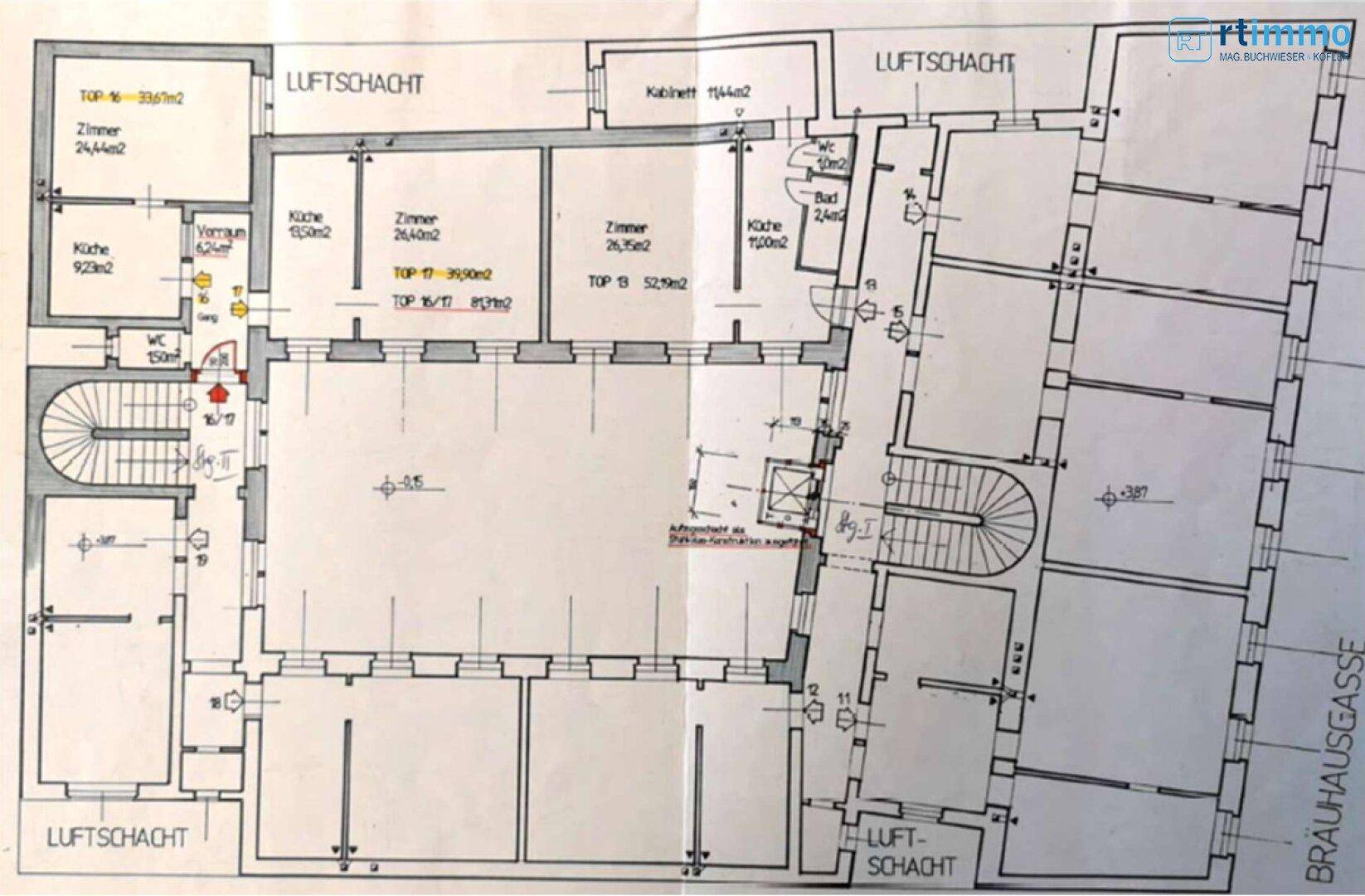 Grundriss eines typischen Obergeschosses mit mehreren Apartments und einem zentralen Lichthof.
